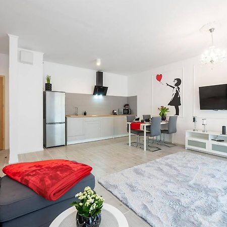 Banksy Apartment - Ilumino Лодзь Екстер'єр фото