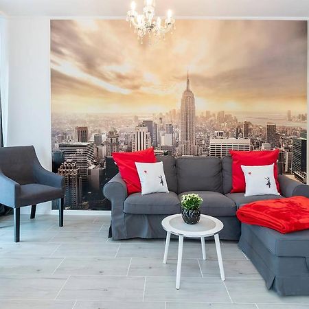 Banksy Apartment - Ilumino Лодзь Екстер'єр фото
