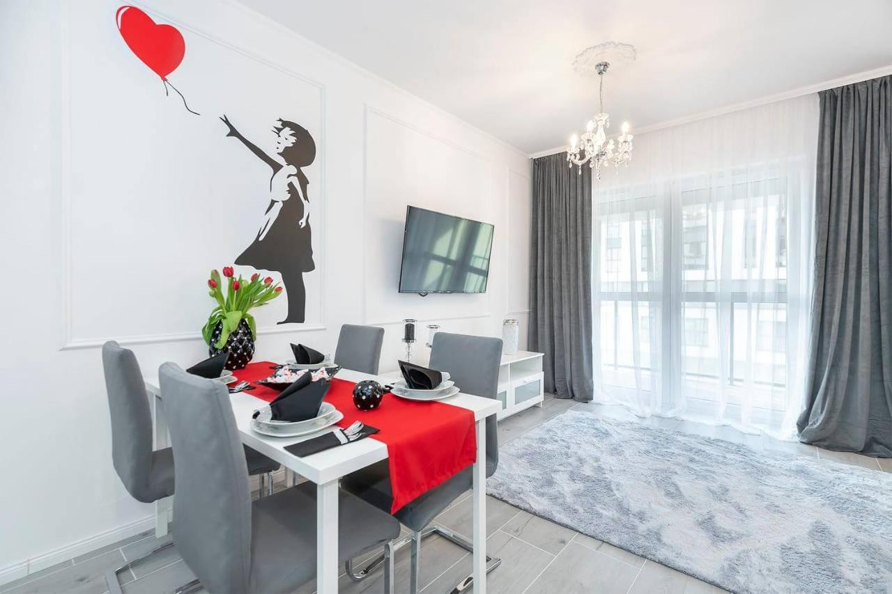 Banksy Apartment - Ilumino Лодзь Екстер'єр фото