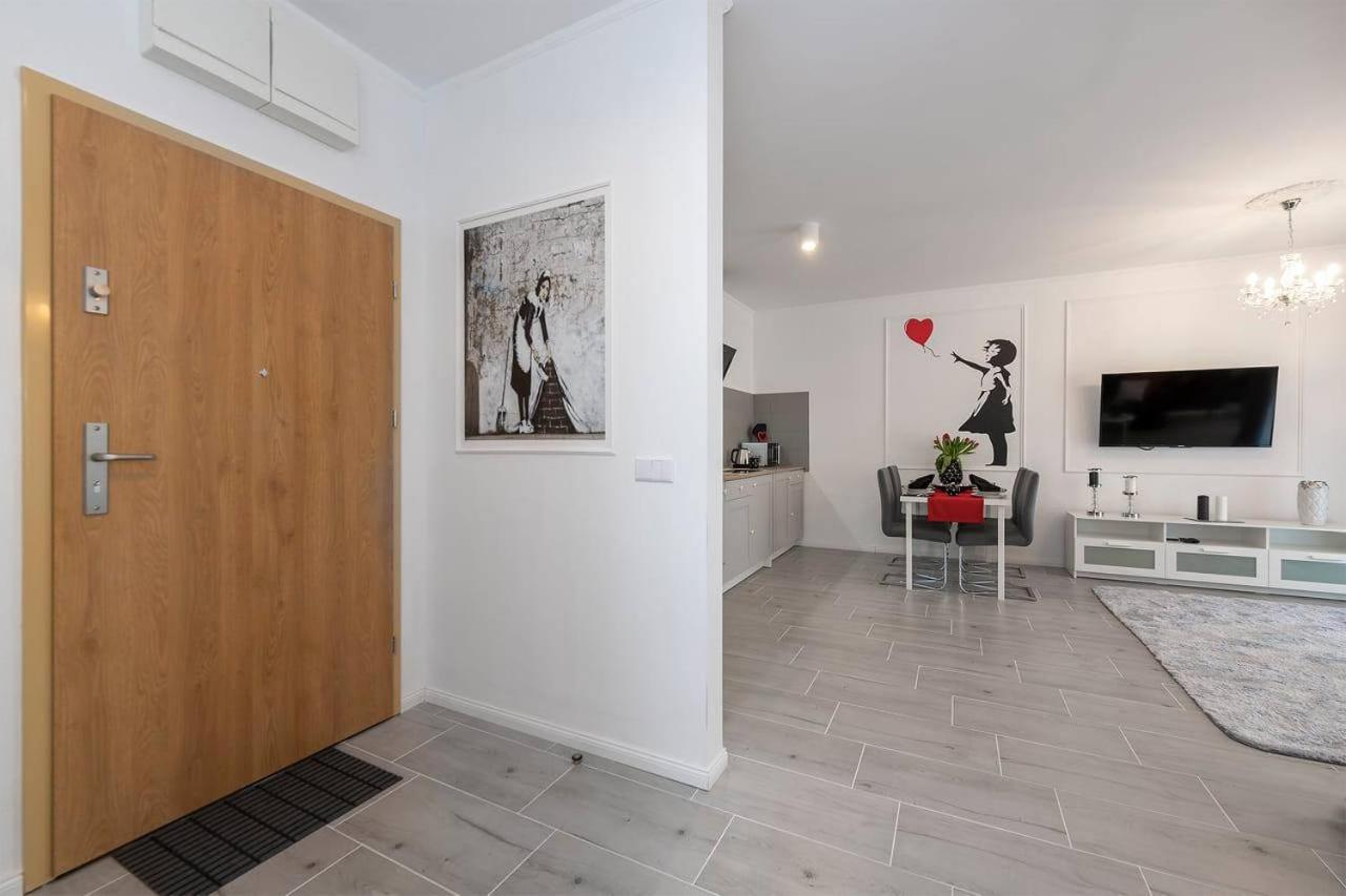 Banksy Apartment - Ilumino Лодзь Екстер'єр фото