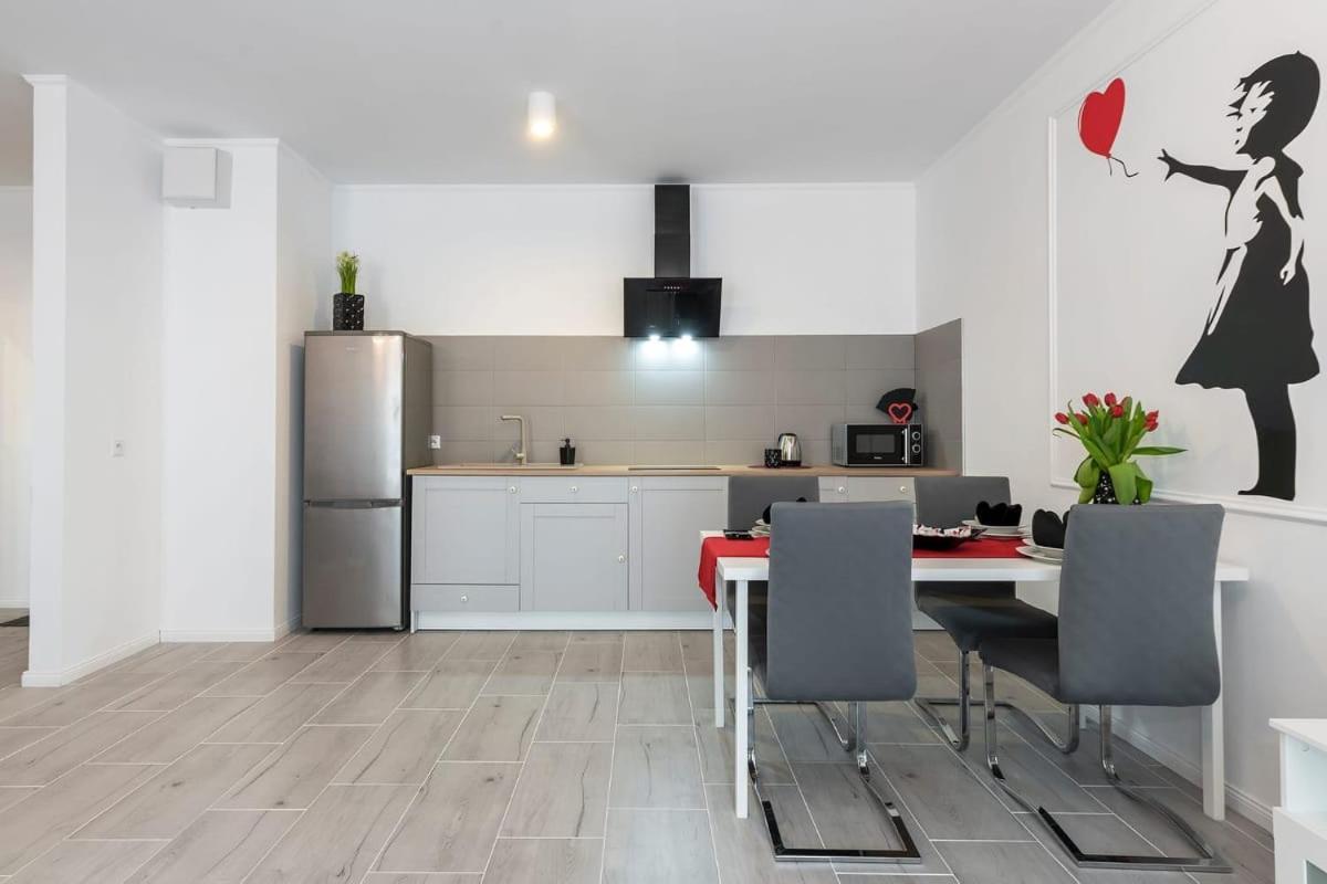 Banksy Apartment - Ilumino Лодзь Екстер'єр фото
